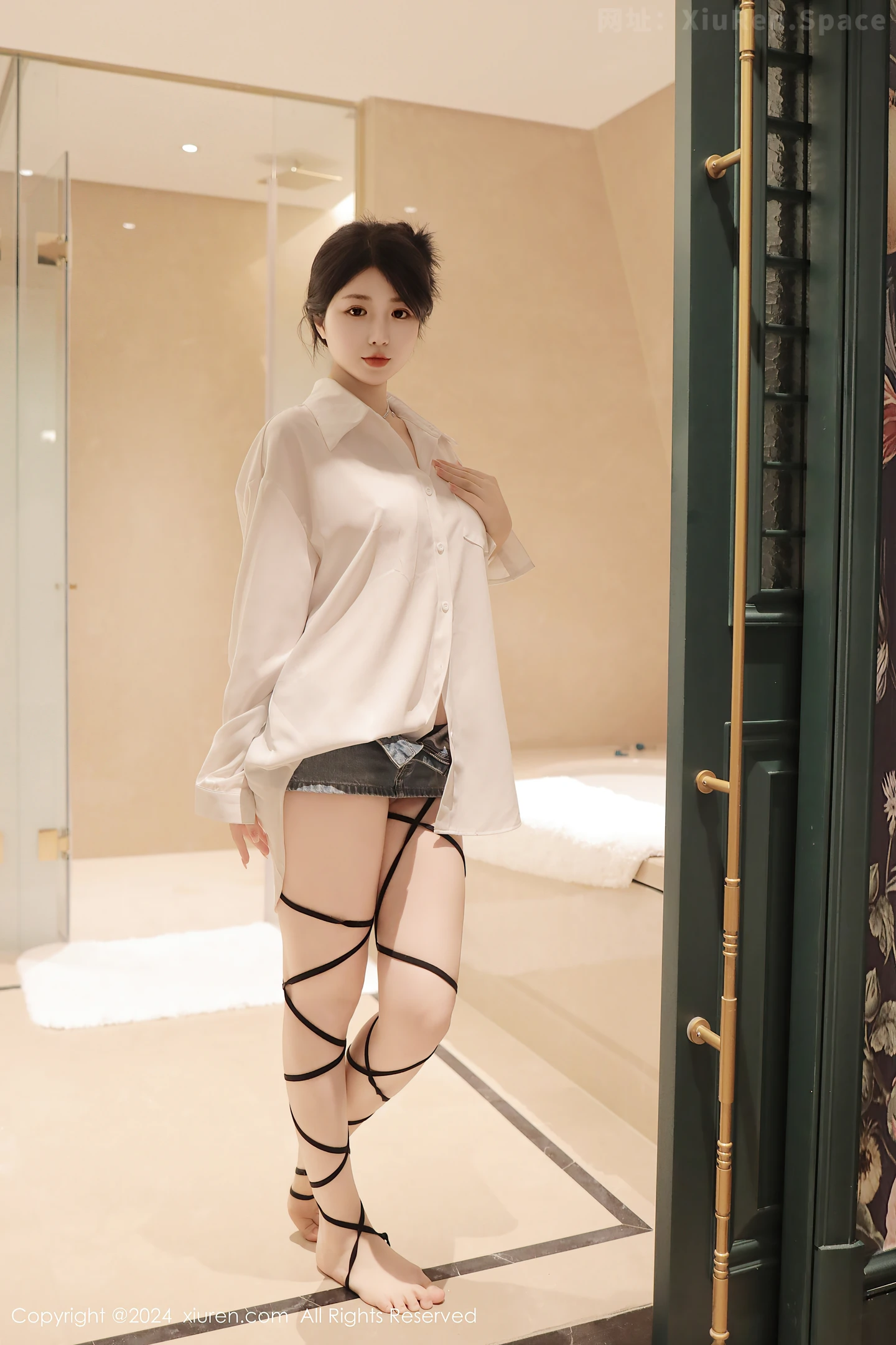 图片[2]-[XiuRen秀人网]VOL.8400 模特陈小花浴室性感白色轻透上衣配牛仔短裤秀曼妙身姿诱惑写真77P-秀人网官方网站